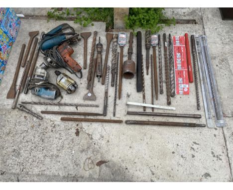 A LARGE ASSORTMENT OF TOOLS TO INCLUDE SDS CHISELS, DRILL BITS AND POWER TOOLS ETC 