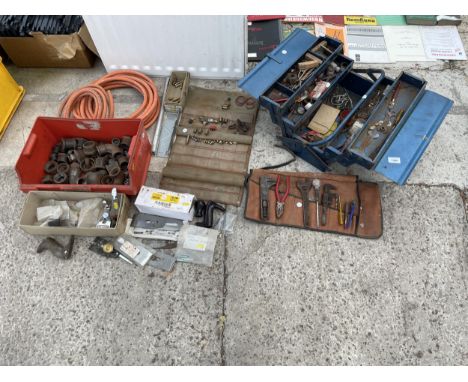 A LARGE ASSORTMENT OF TOOLS AND HARDWARE TO INCLUDE PIPE FITTINGS, PLIERS AND WOOD PLANE SPARES ETC 