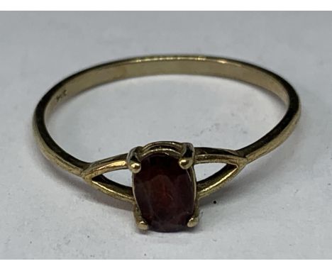 A 9 CARAT GOLD RING WITH A RED GARNETT STONE SIZE Q/R 