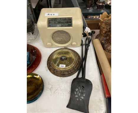 A MIXED LOT TO INCLUDE VINTAGE BUSH RADIO, BRASS FACED BAROMETER AND FIRESIDE ITEMS 