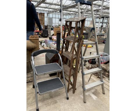 THREE VARIOUS STEP LADDERS TO INCLUDE AN ALUMINIUM THREE RUNG AND A VINTAGE THREE RUNG WOODEN LADDER ETC 