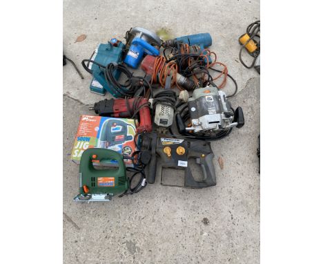 AN ASSORTMENT OF POWER TOOLS TO INCLUDE A ROUTER, DRILLS AND A WOOD PLANE ETC 