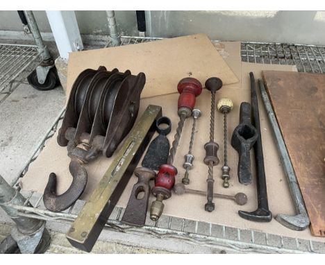 AN ASSORTMENT OF VINTAGE ITEMS TO INCLUDE A PULLEY HOOK AND A SPIRIT LEVEL ETC 