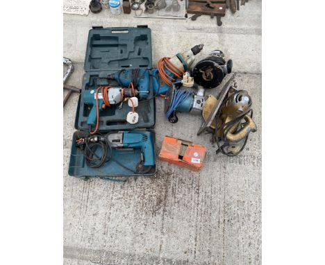 AN ASSORTMENT OF POWER TOOLS TO INLCUDE ROUTERS AND DRILLS ETC 