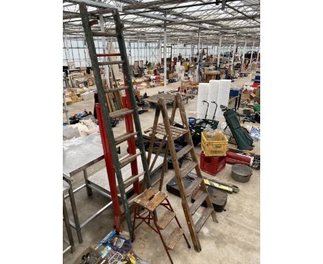 AN ASSORTMENT OF LADDERS TO INCLUDE A KITCHEN STEP STOOL AND A FIVE RUNG VINTAGE WOODEN STEP LADDER ETC 
