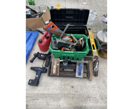 A LARGE ASSORTMENT OF TOOLS TO INCLUDE A STANLEY WOOD PLANE, DRILLS AND STILSENS ETC 