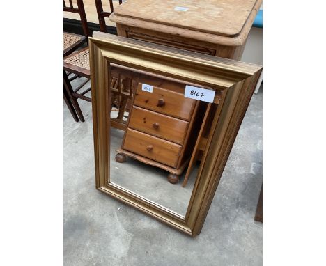 A MODERN GILT EFFECT WALL MIRROR, 29 X 21.5" 