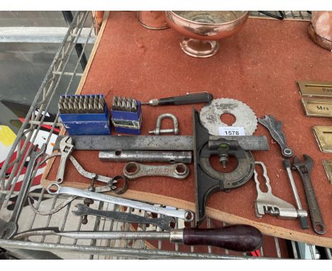 AN ASSORTMENT OF ENGINEERS TOOLS TO INCLUDE LETTER PUNCHES, A SET SQUARE AND SPANNERS ETC 