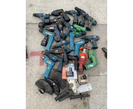A LARGE ASSORTMENT OF POWER TOOLS TO INLCUDE BATTERY DRILLS ETC 