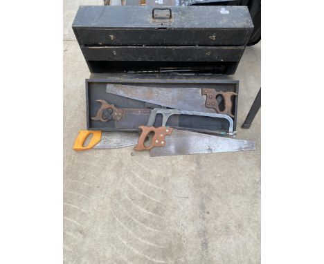 A VINTAGE WOODEN JOINERS CHEST CONTAINING TOOLS TO INCLUDE SCREW DRIVERS, A RASP AND SAWS ETC 