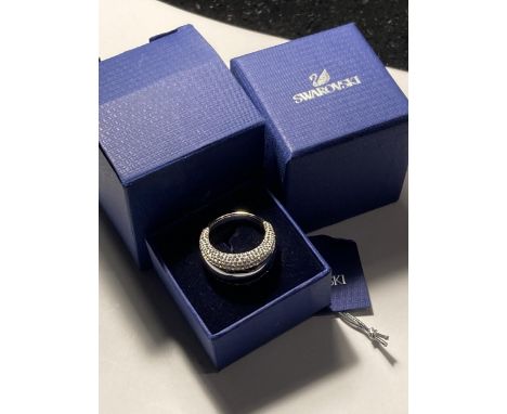 A SWAROVSKI CRYSTAL RING WITH LABEL IN A PRESENTATION BOX WITH SLEEVE SIZE R 