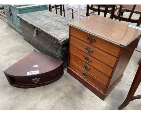 A SMALL EDWARDIAN CHEST OF FIVE DRAWERS AND CORNER SHELF WITH DRAWER 