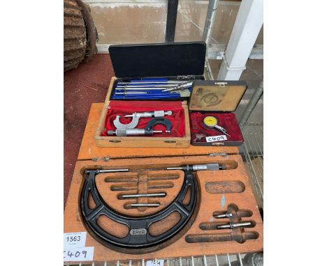 AN ASSORTMENT OF VINTAGE ENGINEERS MEASURING TOOLS TO INCLUDE MICROMETERS, DIAL GAUGE ETC 