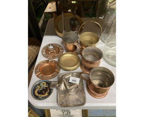 A QUANTITY OF VINTAGE COPPER AND BRASS TO INCLUDE TANKARDS, A SMALL MIRROR, ASHTRAYS, BOWLS, A CANDLESTICK, ETC 