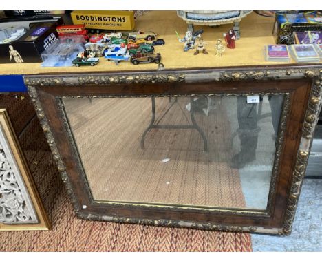 A VINTAGE LARGE HEAVY WALL MIRROR IN A WOOD AND GILT FRAME, 100CM X 75CM - FRAME IN NEED OF RENOVATION 