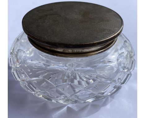 AN ELIZABETH II 1954 HALLMARKED BIRMINGHAM SILVER TOPPED AND CUT GLASS DRESSING TABLE POT, MAKER HENRY CLIFFORD DAVIES, SILVE