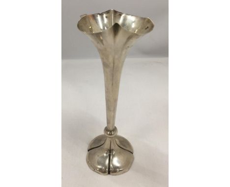 A LONDON HALLMARKED SILVER BUD VASE, WEIGHTED BASE 