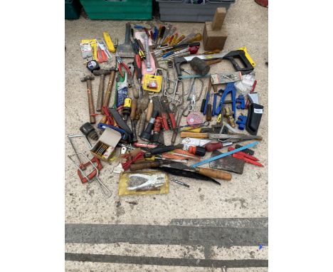 A LARGE ASSORTMENT OF HAND TOOLS TO INCLUDE SCREW DRIVERS, HAMMERS AND HACKSAWS ETC 