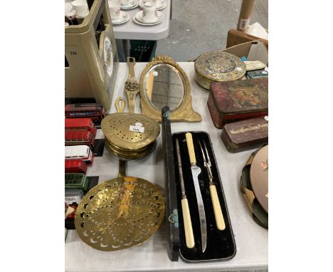 A QUANTITY OF BRASS ITEMS TO INCLUDE A CHESTNUT ROASTER, SKILLET SIEVE, SMALL GILT FRAMED WALL MIRROR AND A CASED VINTAGE SER