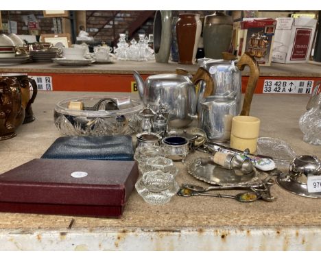 A MIXED VINTAGE LOT TO INCLUDE A PICQUOT WARE TEASET, NAPKIN RINGS, FLATWARE, SILVER PLATED CONDIMENTS, ETC 