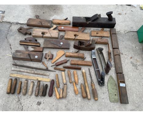 A LARGE ASSORTMENT OF VINTAGE WOOD PLANES AND WOODEN CHISEL HANDLES ETC 