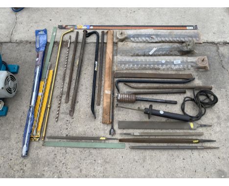 AN ASSORTMENT OF TOOLS TO INCLUDE CROW BARS, FILES AND CHISELS ETC 