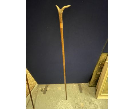 A VINTAGE SHEPHERDS CROOK HORN HANDLED WALKING STICK WITH COPPER FERRULE 