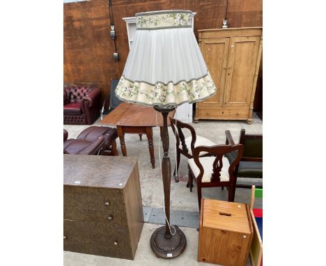 A MID 20TH CENTURY STANDARD LAMP COMPLETE WITH SHADE, ON TURNED AND FLUTED COLUMN 