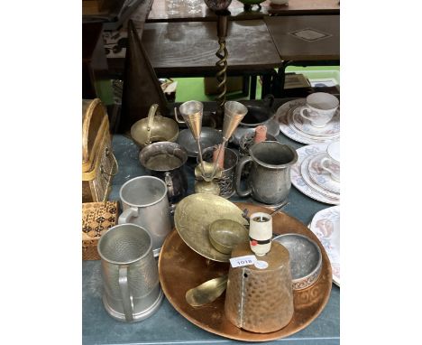 A QUANTITY OF COPPER, BRASS AND PEWTER TO INCLUDE TANKARDS, ALE MULLER, CANDLESTICK, COPPER TRAY, ETC 