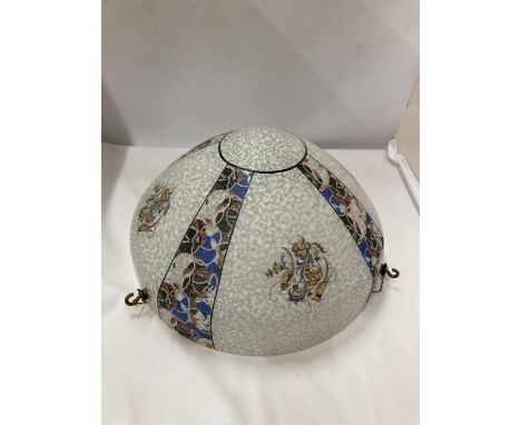 A VINTAGE GLASS CEILING LIGHT SHADE WITH MOTTLED WHITE AND ABSTRACT DESIGN, DIAMETER APPROX 37CM 