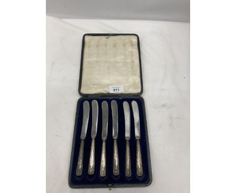 A VINTAGE SET OF SIX SILVER HANDLED KNIVES, BOXED 