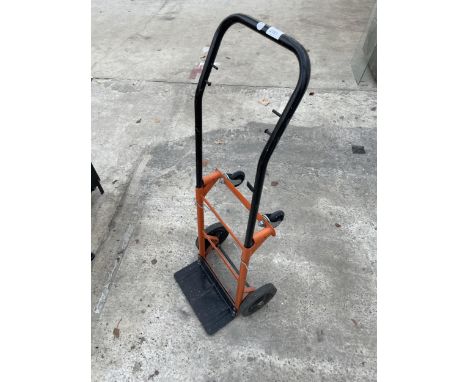 A TWO WHEEL METAL SACK TRUCK AND VARIOUS HAND TOOLS 
