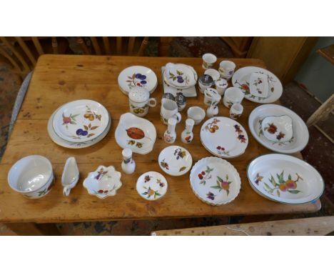 Collection of Royal Worcester Evesham pattern etc 