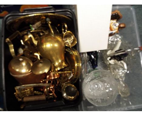 A lot to include a large quantity of metal ware, comprising black brass, copper and similar, glassware to include bowls, Cait