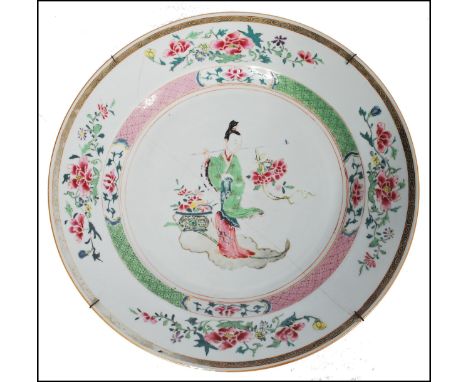 A large 18th century period Chinese Famille Rose / Verte plate charger bowl - Kangxi period (1711-1779)ÿ Painted to the well 