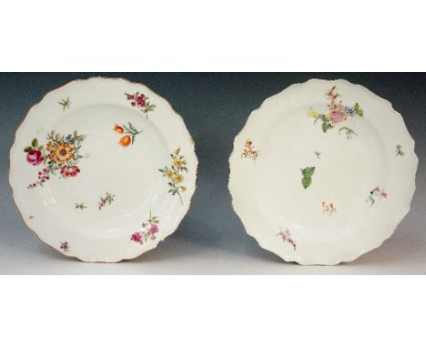 Two Chelsea red anchor period shaped circular plates, painted with floral sprays, brown and manganese line rims, 21cm diamete
