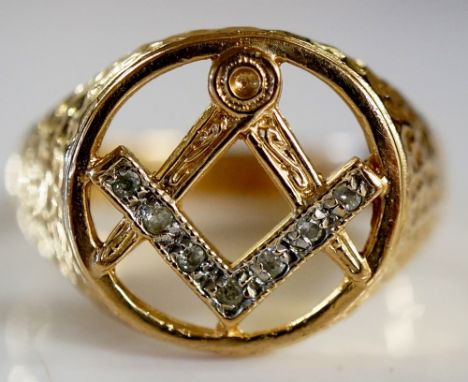A 9ct gold gentleman's Masonic ring, the tablet pierced with dividers and diamond set square, textured shoulders, ring size T