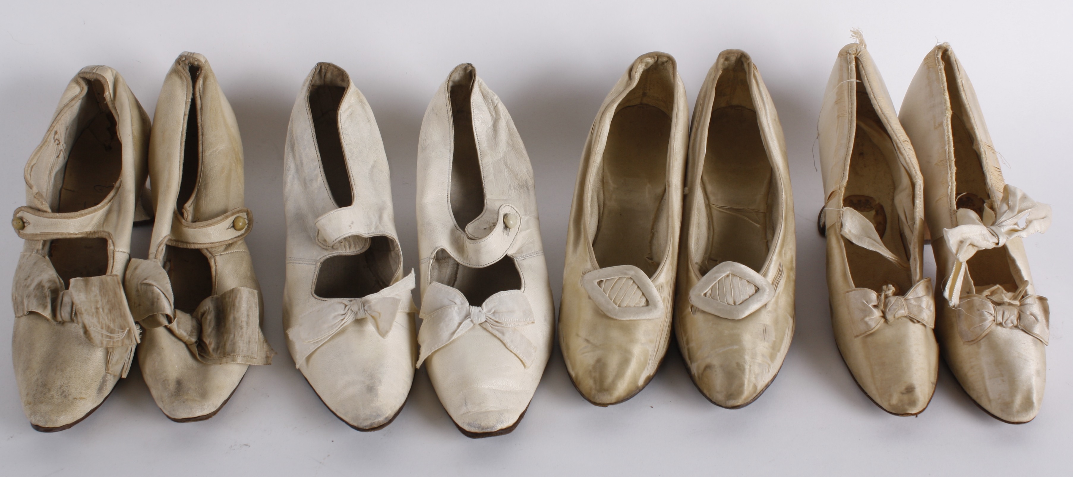 ladies cream leather shoes