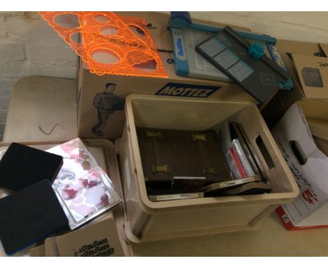 Lot to include Tim Holtz Sizzix cutting and embossing tools with a Vagabond machine, together with four cutting machines and 