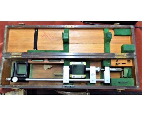 British WWII Military Stereoscope Universal Bar-Parallax Tyle PB2, made C.F.C. In its original wooden box, lenses are in very