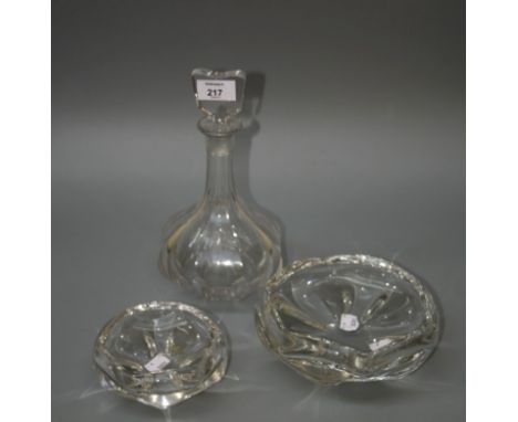 Two Orrefors organic form clear glass dishes, 13cm and 18cm diameter, together with an Offefors decanter and stopper