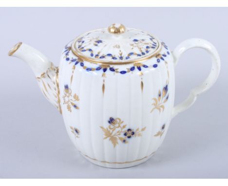 An early 19th century Caughley teapot with blue and gilt decoration