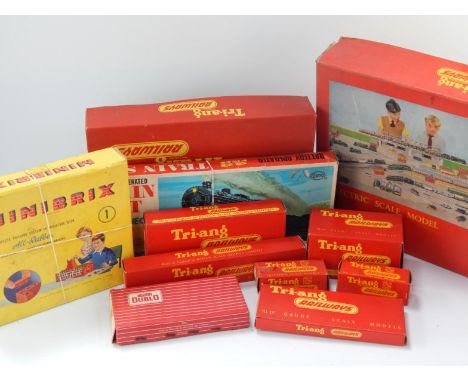 Triang Railways, comprising station sets, ticket office, rolling stock, etc