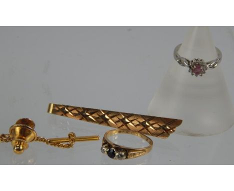 A modern 9ct gold tie pin, 3.9g, a 9ct gold ring, etc, (4)