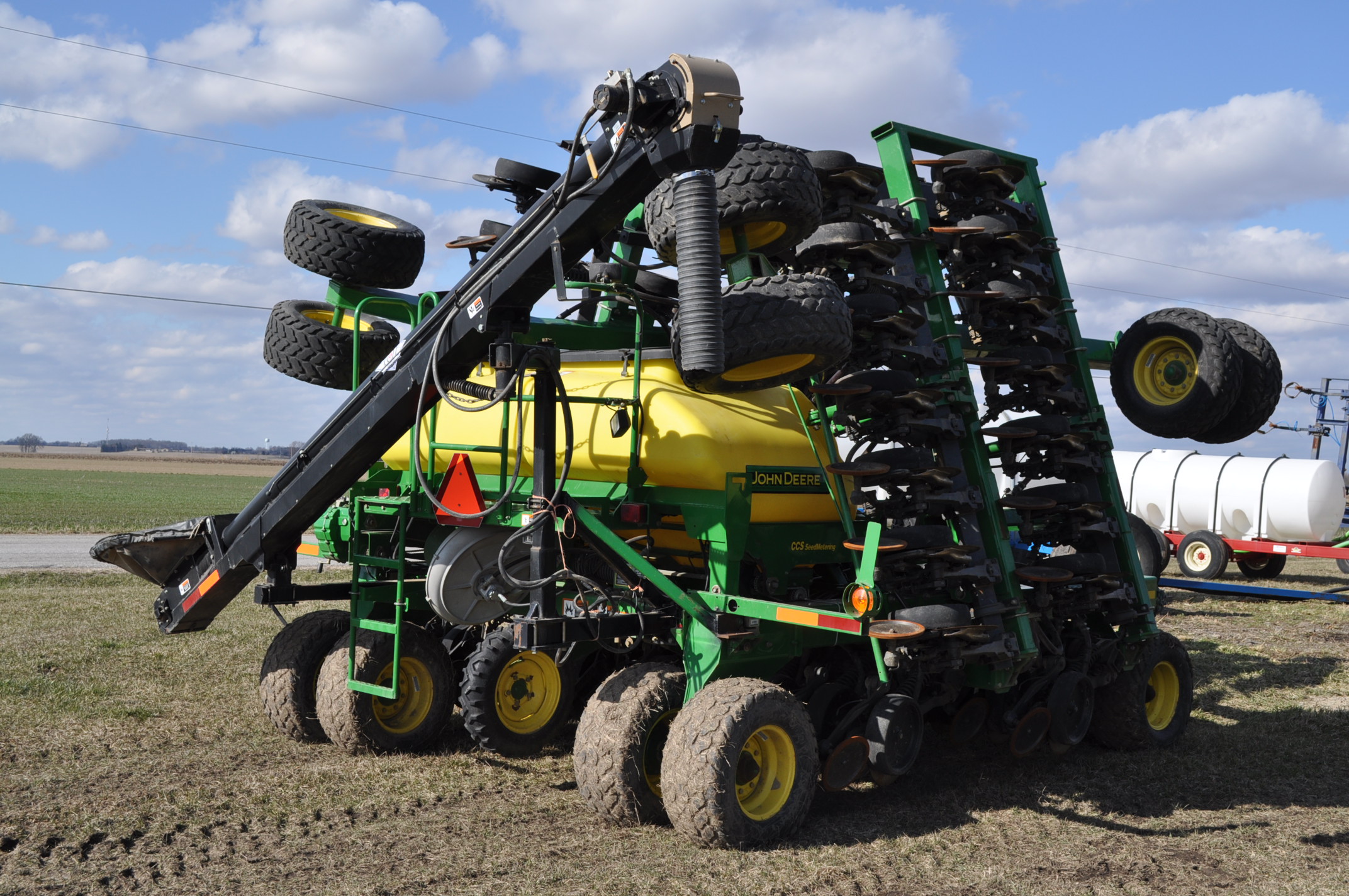 30' 2006 John Deere 1990 CCS air seeder 7.5" spacing, cast closing wheels, UM conveyor, Bulk fill