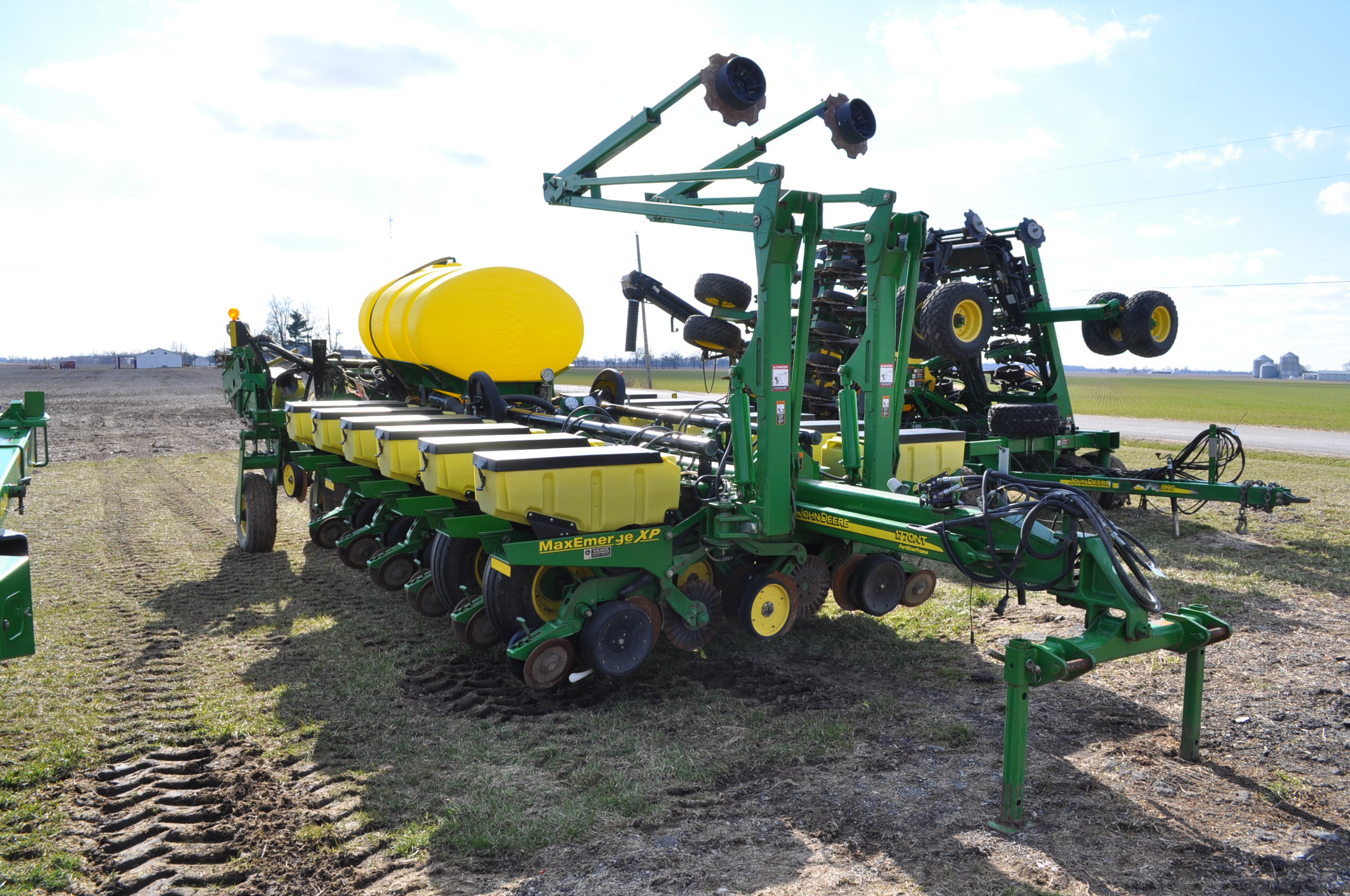 2006 John Deere 1770 NT 16 row 30" vacuum corn planter, 600 gal liquid