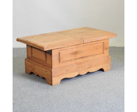 A light oak coffee table, with a lift-up lid, 111cm