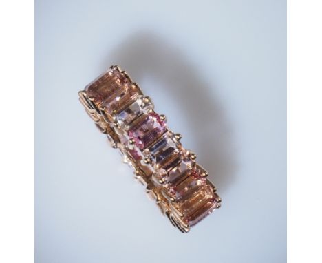 Eternity-Ring. Mit rosa Turmalinen von zus. 6,31 ct. im Smaragdschliff umlaufend ausgefasst. 18 ct. RG. Gr.55