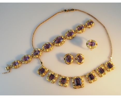 Amethyst-Garnitur.  Armband, Collier, Ring und ein Paar Ohrclips. Ovale, facettierte Amethyste. 18 ct. GG und RG (à deux coul