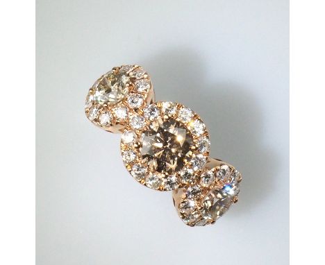 Brillant-Ring. Quergestellt. Drei fancyfarbene Brillanten zus. 1,92 ct. Mit Brillanten von zus. 0,92 ct. Feines Weiss (top we